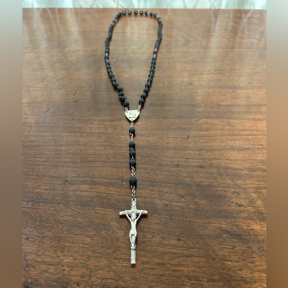 unmarked Jewelry - VTG Black Beaded Rosary Necklace with Silver Toned Cross Devotional Piece